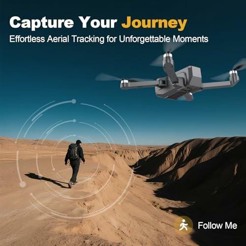 Mensch in der Wüste mit Drohne am Himmel