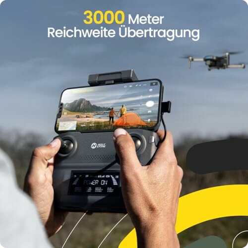 Person steuert Drohne mit Fernbedienung und Smartphone.