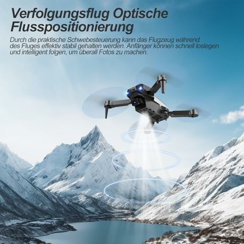 Drohne fliegt über schneebedeckte Berge