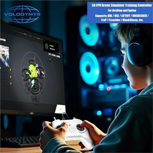 Person spielt Drohnen-Simulator am Computer