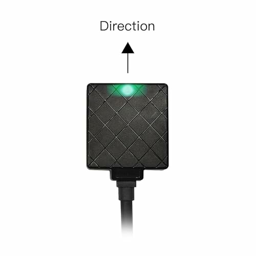 Schwarzes GPS-Tracker-Gerät mit Richtungspfeil