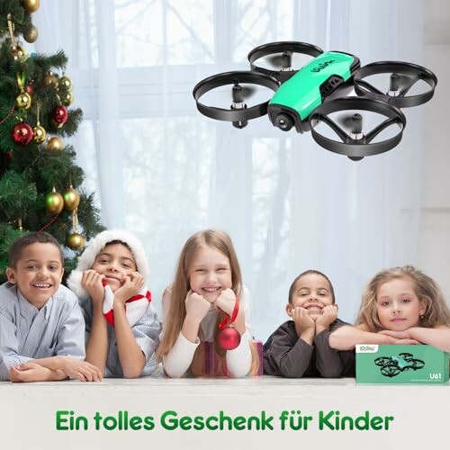 Kinder spielen mit einer Drohne als Geschenk