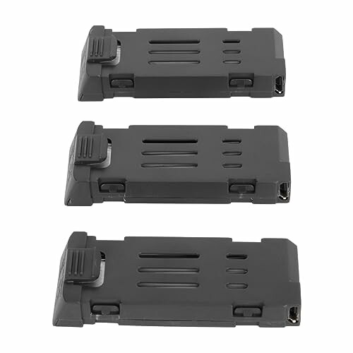 Drei schwarze Munition Magazine auf weißem Hintergrund.